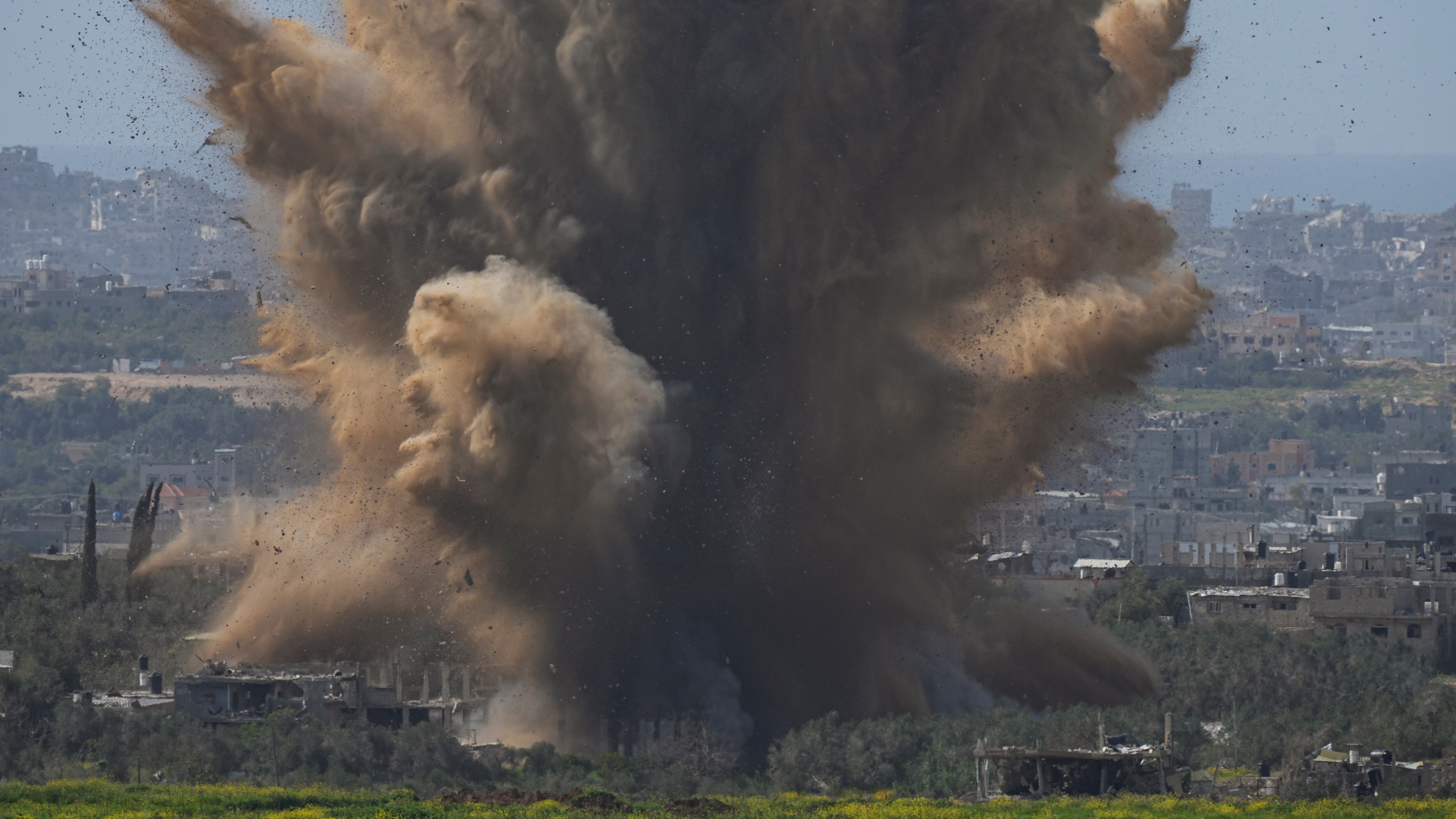 La explosión de un bombardeo israelí en Gaza vista desde el sur de Israel este miércoles.