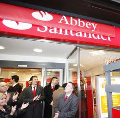 Imagen del cambio de carteler&iacute;a de una antigua oficina de Abbey, en Reino Unido, al incluirse en la nueva marca Santander Reino Unido.