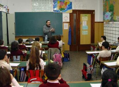 Un profesor de música en una de las aulas del colegio Unión Musical de Llíria.