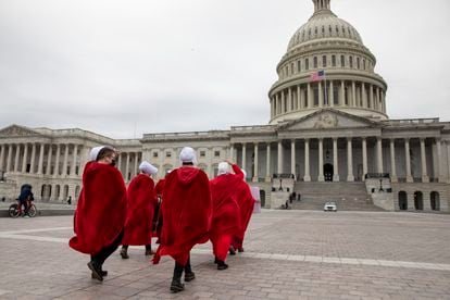 Mujeres disfrazadas de las esclavas de 'El cuento de la criada', de Margaret Atwood, se manifiestan frente al Tribunal Supremo de EE UU, el pasado 8 de mayo.