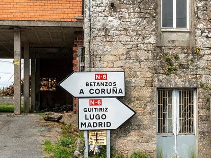 La carretera N-VI a su paso por A Castellana (A Coruña).