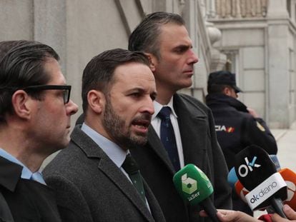 Abascal (centro) y Ortega Smith (derecha) atienden a los medios junto al Tribunal Supremo.