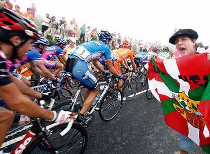 Aficionados vascos reciben al pelotón durante el Tour de Francia de 2006.