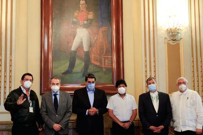 De izquierda a derecha, Manuel Zelaya, Jpsé Luis Rodrígez Zapatero, Nicolás Maduro, Evo Morales, Rafael Correa y Fernando Lugo, en el Palacio de Miraflores el pasado lunes.