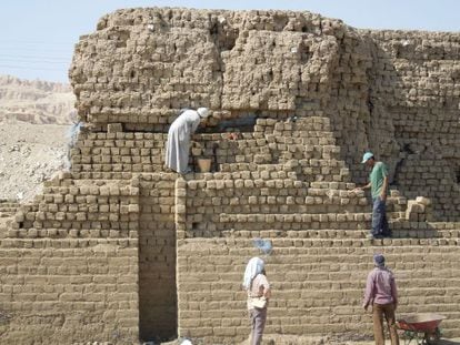 Los arqueólogos calculan que se usaron diez millones de bloques de adobe para levantar el muro que rodea el templo. Cada cuadrilla marcaba sus piezas con un símbolo.