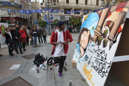 El grafitero Fran Tomé realiza el mural de apoyo a la candidatura de Córdoba 2016.