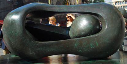 Formas conectadas reclinadas (1969), de Henry Moore, en la plaza de la Candelaria de Santa Cruz de Tenerife.