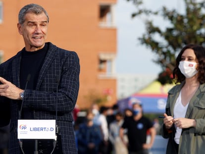 Toni Cantó, junto a Isabel Díaz Ayuso, durante un acto de campaña en San Sebastián de los Reyes (Madrid).