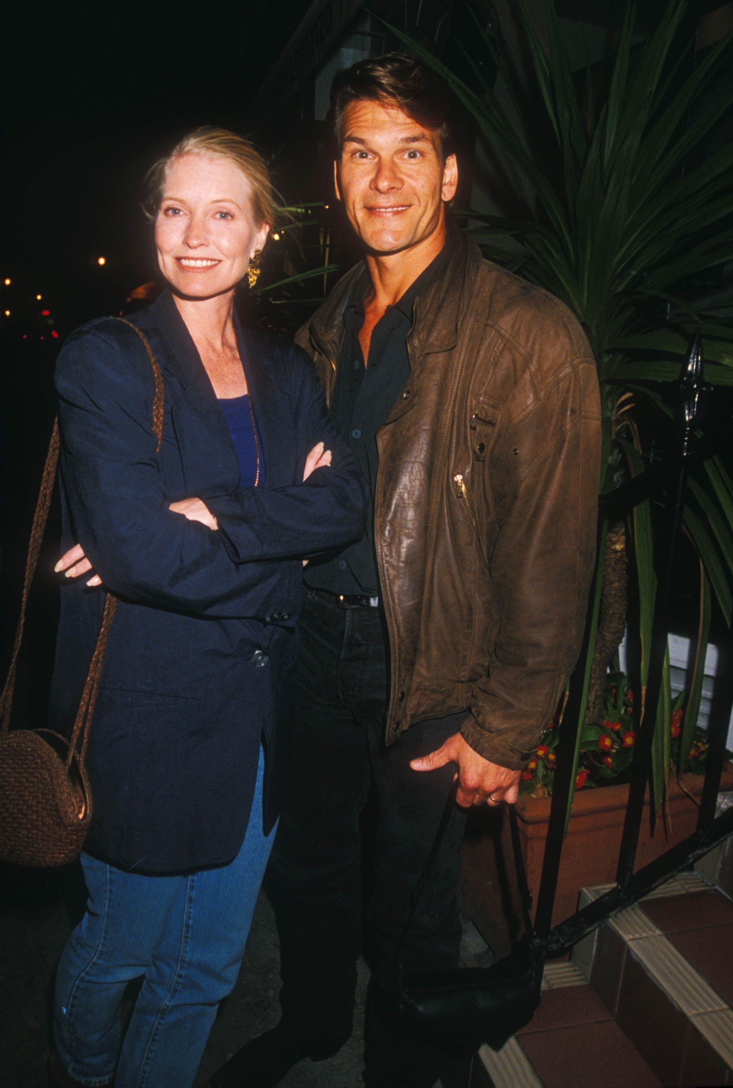 El fallcido Patrick Swayze y su esposa Lisa Niemi salen del restaurante San Lorenzo en la primavera de 1995.