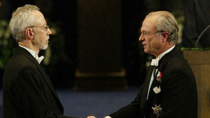 J. M. Coetzee recibe el Nobel 2003 de manos del Rey de Suecia.