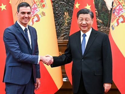 Beijing (China), 31/03/2023.- Chinese President Xi Jinping (R) shakes hands with Spanish Prime Minister Pedro Sanchez during their meeting in Beijing, China, 31 March 2023. The Spanish prime minister is in China on a two-day state visit. (España) EFE/EPA/XINHUA / RAO AIMIN CHINA OUT / MANDATORY CREDIT EDITORIAL USE ONLY
