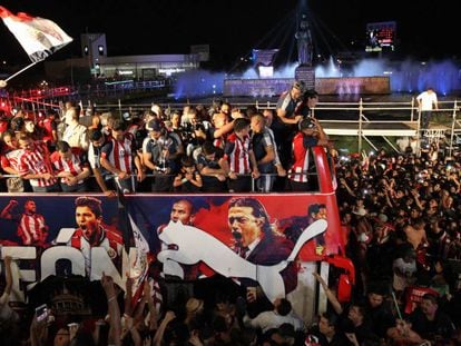 Los jugadores de las Chivas celebran con su afición en la Minerva