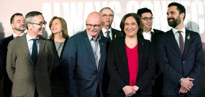 Colau y otros políticos junto al consejero delegado de GSMA, John Hoffmann.