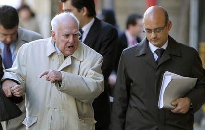 Demetrio Carceller Coll junto a su abogado en una imagen de 2010