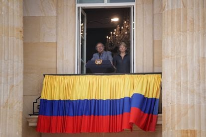 Gustavo Petro y Verónica Alcocer, durante el discurso presidencial desde el balcón en la Casa de Nariño, el 1 de mayo de 2023.