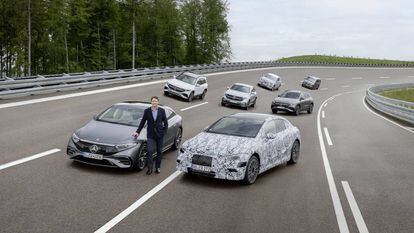 El consejero delegado de Daimler y Mercedes-Benz, Ola Källenius, junto con modelos de la marca.
