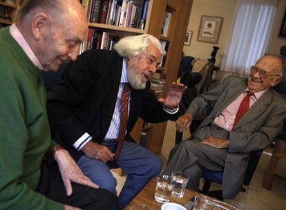 De izquierda a derecha, el poeta Marcos Ana, Teodulfo Lagunero y Santiago Carrillo en un momento de su conversación.