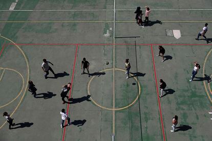 Varios alumnos juegan al voléibol en clase de educación física en el colegio Padre Piquer, en 2017.