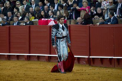 Morante de la Puebla, cabizbajo, tras finalizar la faena con su segundo toro.