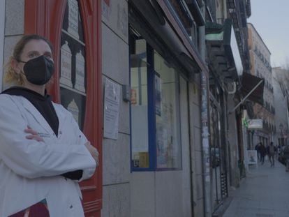 María Esteban posa en la Farmacia Lavapiés, situada en el número 56 de la calle madrileña.