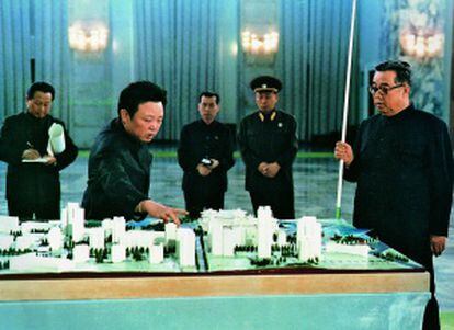 Kim Jong-il explicando el proyecto de construcción de un nuevo barrio a su padre, Kim Il-Sung, en 1980.