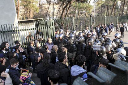 Policía iraní impide que universitarios se manifiesten contra el Gobierno, en Teherán. Es una imagen tomada por un individuo no empleado de Associated Press y obtenida fuera de Irán el 30 de diciembre.