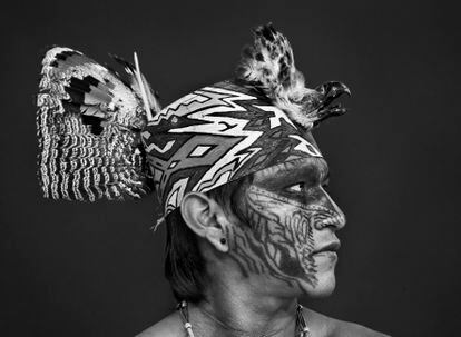 Miró, con un gorro decorado con el pico de un águila (que ellos denominan halcón real). Tierra indígena yawanawá del río Gregorio, Estado de Acre (Brasil), 2016.