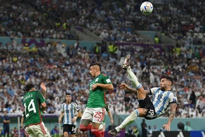 Nicolás Otamendi intenta un tiro acrobático durante el partido contra México.