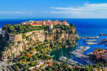 El casco histórico amurallado de Mónaco asomado sobre el Mediterráneo.