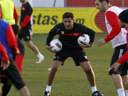 Míchel dirige un entrenamiento del Sevilla.