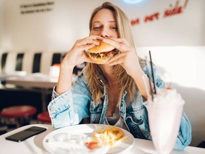 ¿Puedo saltarme la dieta una vez a la semana para hincharme a hamburguesas?