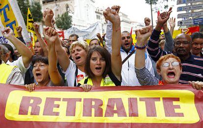 Manifestantes gritan consignas en Marsella contra el aumento de la edad de jubilación.