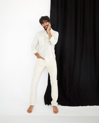 Javier Rey se ha convertido en un ejemplo de estilo a imitar. Aquí, con camisa y pantalón Pedro del Hierro.
