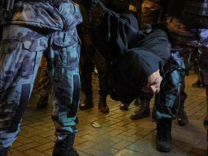 Un policía ruso detiene en Moscú a una persona durante un mitin, tras las  protestas en las calles de Rusia contra la orden de mobilización promovida por Putin. de los activistas de la oposición. 