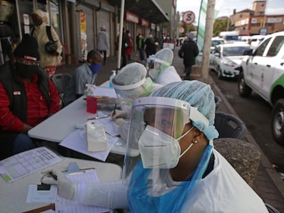 Realización de tests de coronavirus en el centro comercial Bloed Street de Pretoria, en Sudáfrica, el pasado 11 de junio.