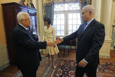 El presidente de la Autoridad Palestina, Mahmud Abbas (izquierda) y el primer ministro israelí, Benjamin Netanyahu, se saludan en Washington.