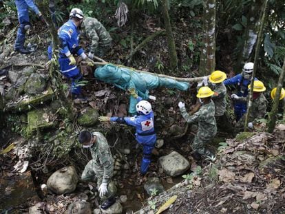 El equipo de rescatistas sigue sacando cuerpos de entre los escombros en Mocoa, al sur de Colombia.