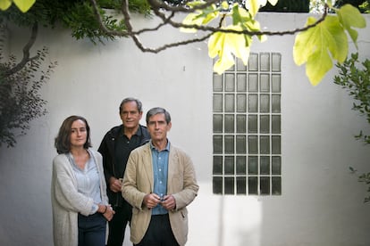 Los tres hijos de Cano Lasso, ante su estudio.