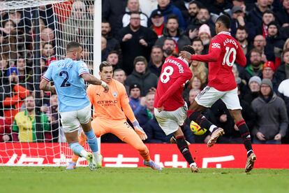 Bruno Fernandes marca el gol del empate entre el Manchester United y el City este sábado.