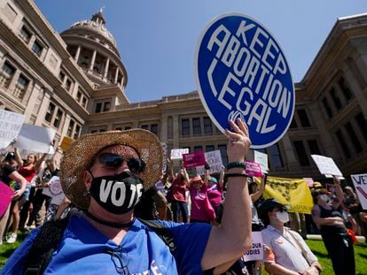 Una manifestación en favor de los derechos de las mujeres en Austin, celebrada en mayo de 2022 ante el Congreso estatal.