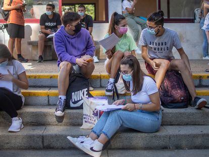 Varios estudiantes antes del inicio de la Prueba de Evaluación de Bachillerato para el Acceso y la Admisión (PEvAU) en la Universidad de Sevilla, en su convocatoria extraordinaria de julio.
FOTO: PACO PUENTES/EL PAIS