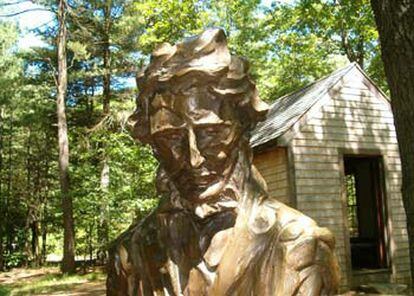 Estatua de Thoreau ante una réplica de su casa en los bosques de Walden.