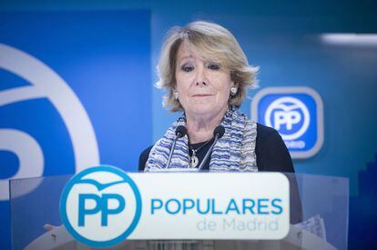 Esperanza Aguirre habla sobre su dimisi&oacute;n a los periodistas.
 