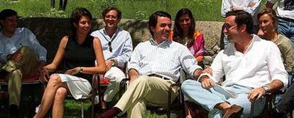 José María Aznar, entre Lucía Figar y Alejandro Agag, en el hotel de Becerril de la Sierra en 2000.