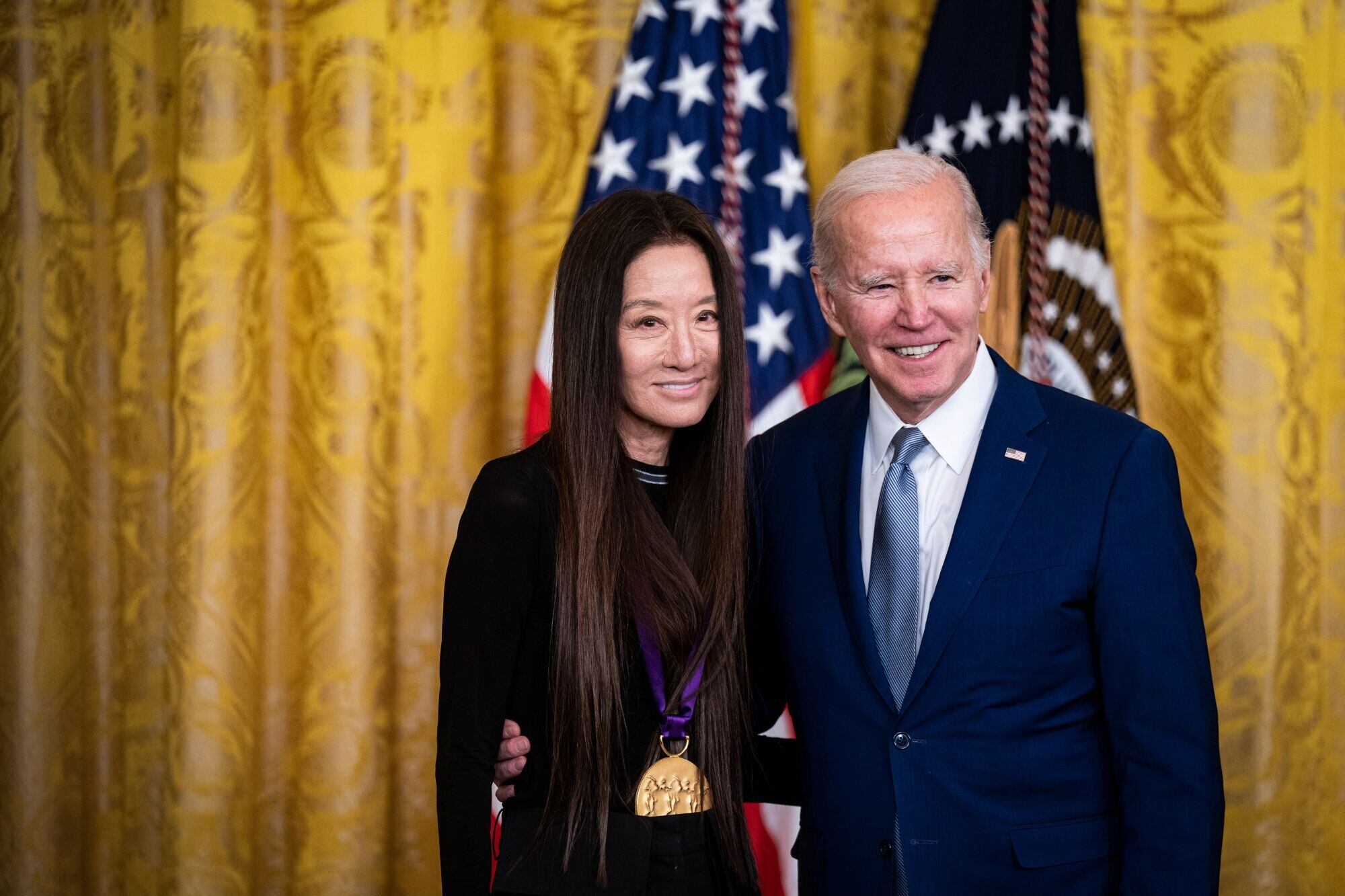 La diseñadora Vera Wang tras recibir la Medalla Nacional por su contribución a las Bellas Artes de manos del presidente de EE UU Joe Biden, el 21 de marzo en la Casa Blanca (Washington).
