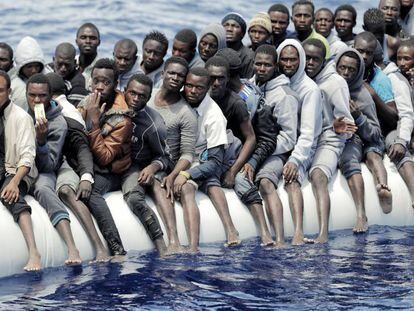 Rescate de un bote con migrantes subsaharianos en aguas internacionales frente a Libia.