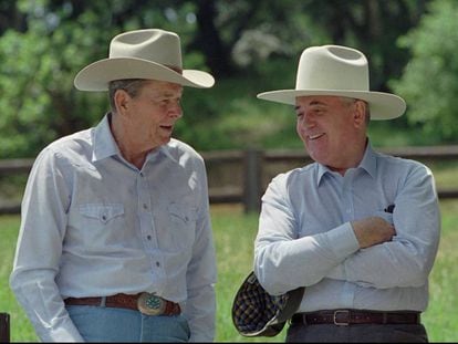 Ronald Reagan (izquierda) y Mijail Gorbachov, en el rancho californiano del primero, en mayo de 1992.