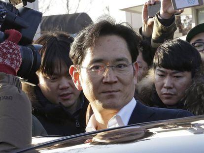 El vicepresidente de Samsung, Lee Jae-yong,al salir de la cárcel en 2018.