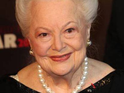 Olivia de Havilland, en febrero de 2011, en la entrada del Theatre du Chatelet, en París, donde recibió el César de Honor.