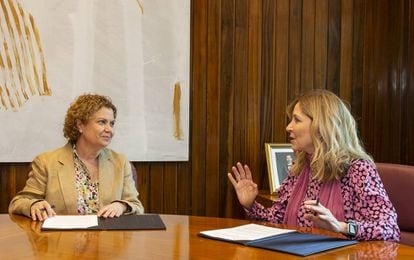 La decana del Colegio de Registradores, María Emilia Adán y la directora general de la Fábrica Nacional de Moneda y Timbre, María Isabel Valldecabres.